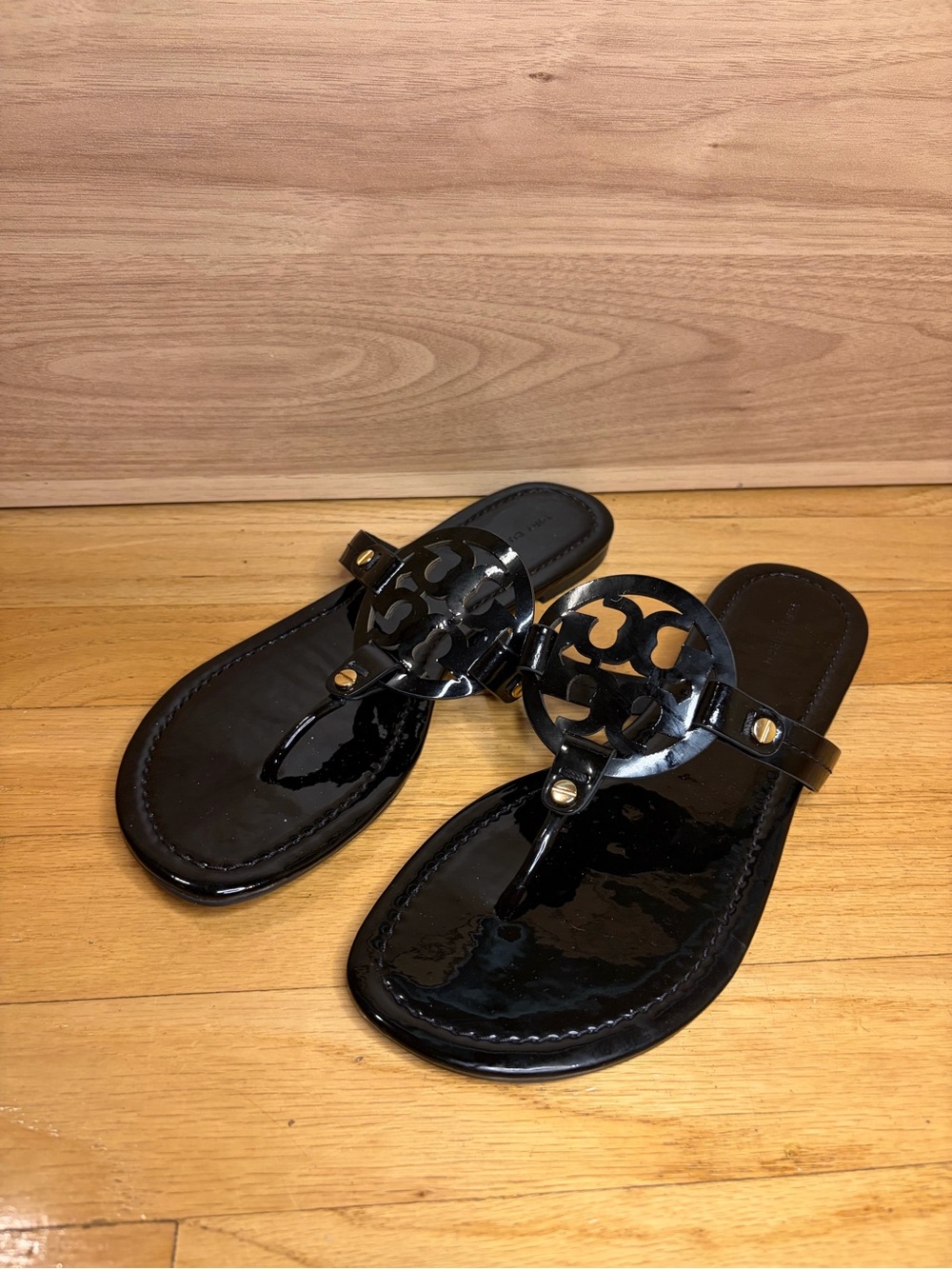 Tory Burch Black Miller Patent Leather Logo Thong Sandals - Size 8.5